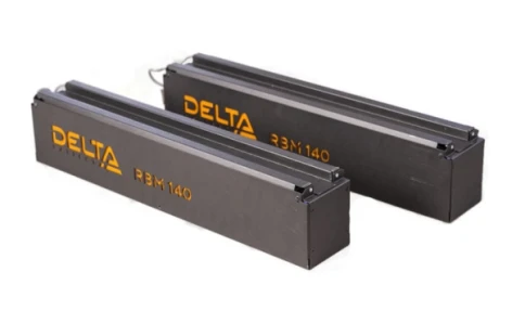 Сменный батарейный картридж DELTA RBM140, совместимый с ИБП АРС серий SURT*** и SURTD*** мощностью от 3 ква, SRT*** мощностью от 5ква, ДxШxВ 595х99х123мм., вес 33.7кг., 2 модуля RBM140 в одной коробке, срок службы до 8 лет. фото 1